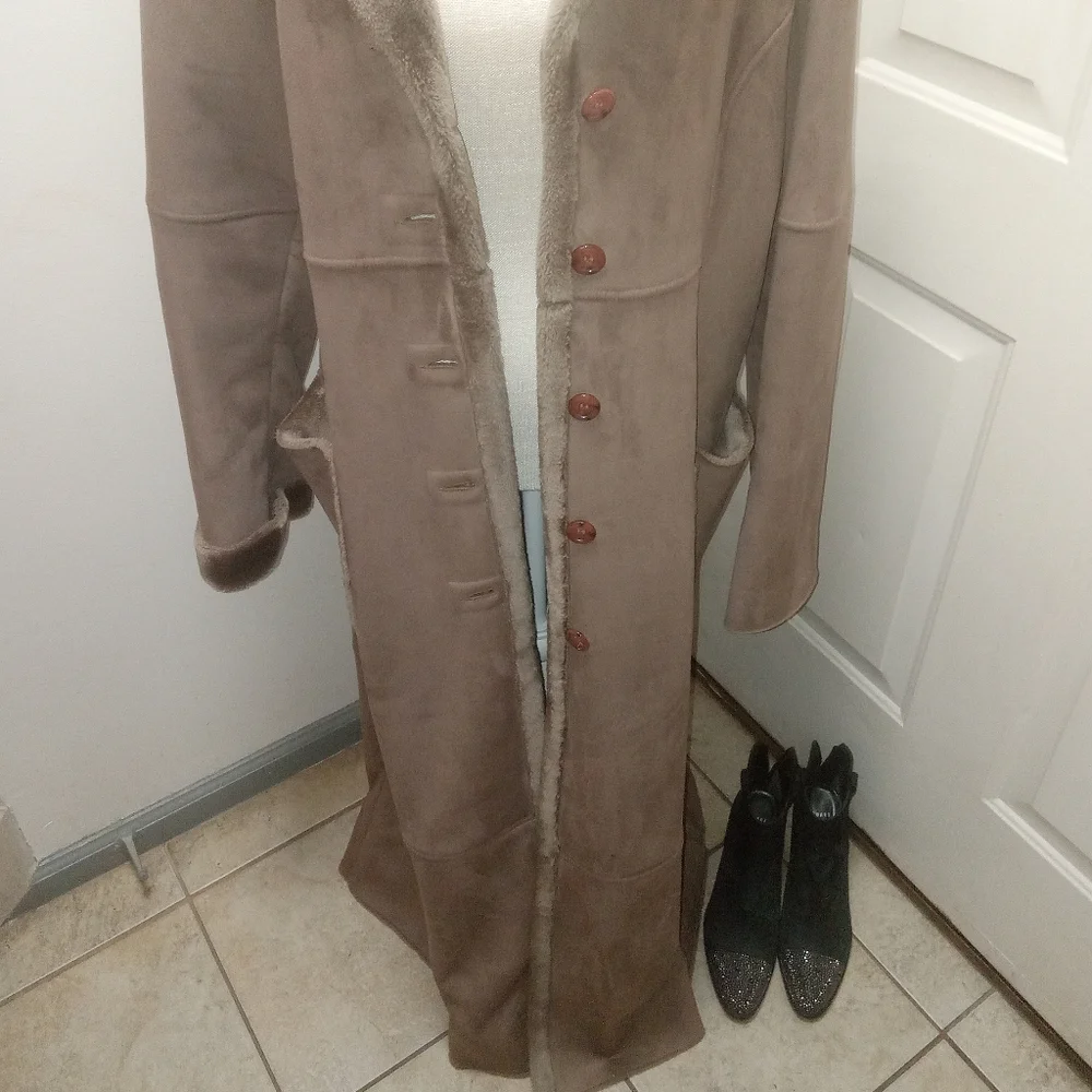 Woman's  Coat - Picture 2 of 5